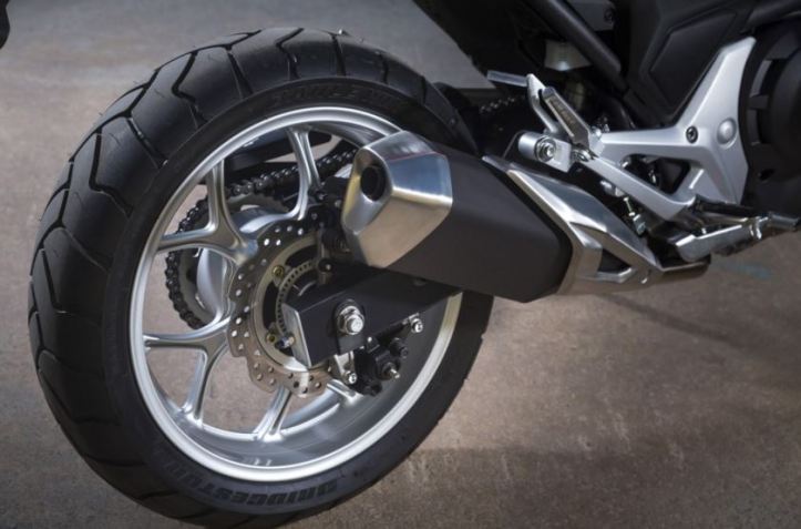 Honda-NC750X-back-tire