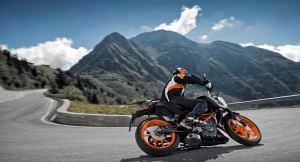 KTM-2016-390-Duke-Motorcycle-action1