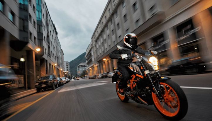 KTM-2016-390-Duke-Motorcycle-action2