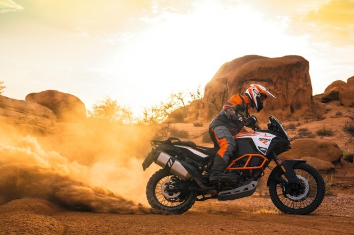 153134_ktm-1290-super-adventure-r-my-2017-action-800x533