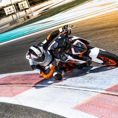 ktm-1290-super-duke-r-my-2017-800x533