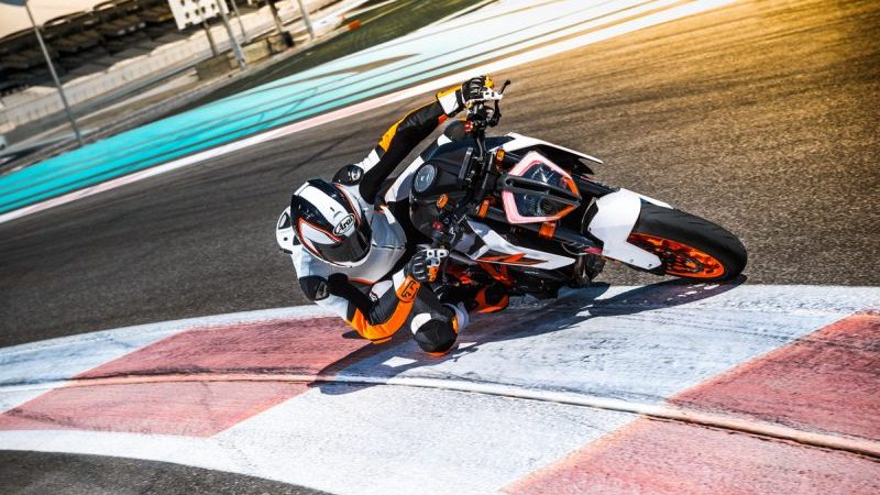 ktm-1290-super-duke-r-my-2017-800x533